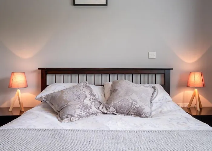 - 1 Bed Guest Flat *